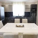 شقة Valbona Apartament's 1 *